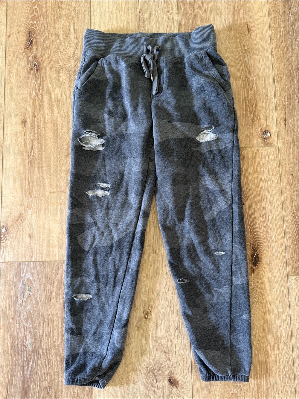 aerie | Dark Gray Camo Distressed Joggers | size XS